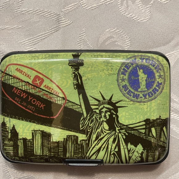 CREDIT CARD CASE for protection from thefts, 7 slots, NYC design $10 - Picture 2 of 3